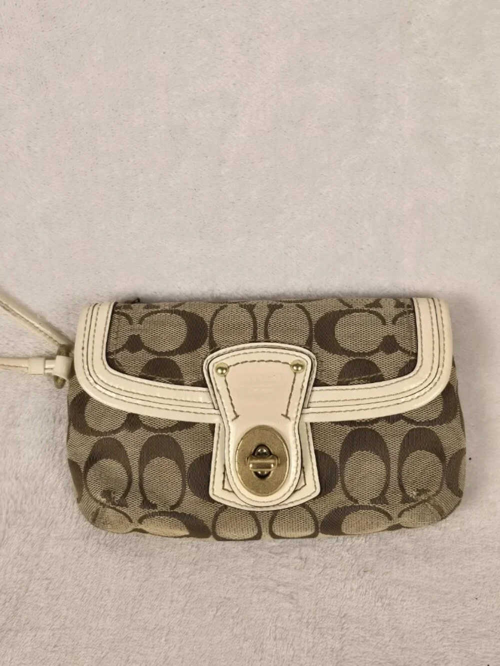 Vintage Coach Signature Legacy Turnlock Wristlet Flap Pouch Cream Leather...